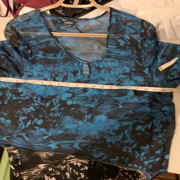 Semi Sheer Tunic Top. Great summer top with capris or jeans. - Picture 3 of 3